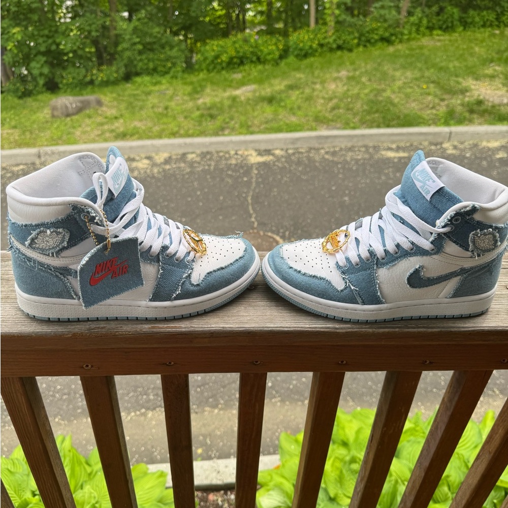 AIR JORDAN 1 HIGH OG WMNS "DENIM" w/ OG Box
Super Clean 🧼 Used however LIKE NEW